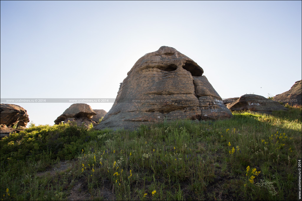 Аллакские каменные палатки останцы писаницы