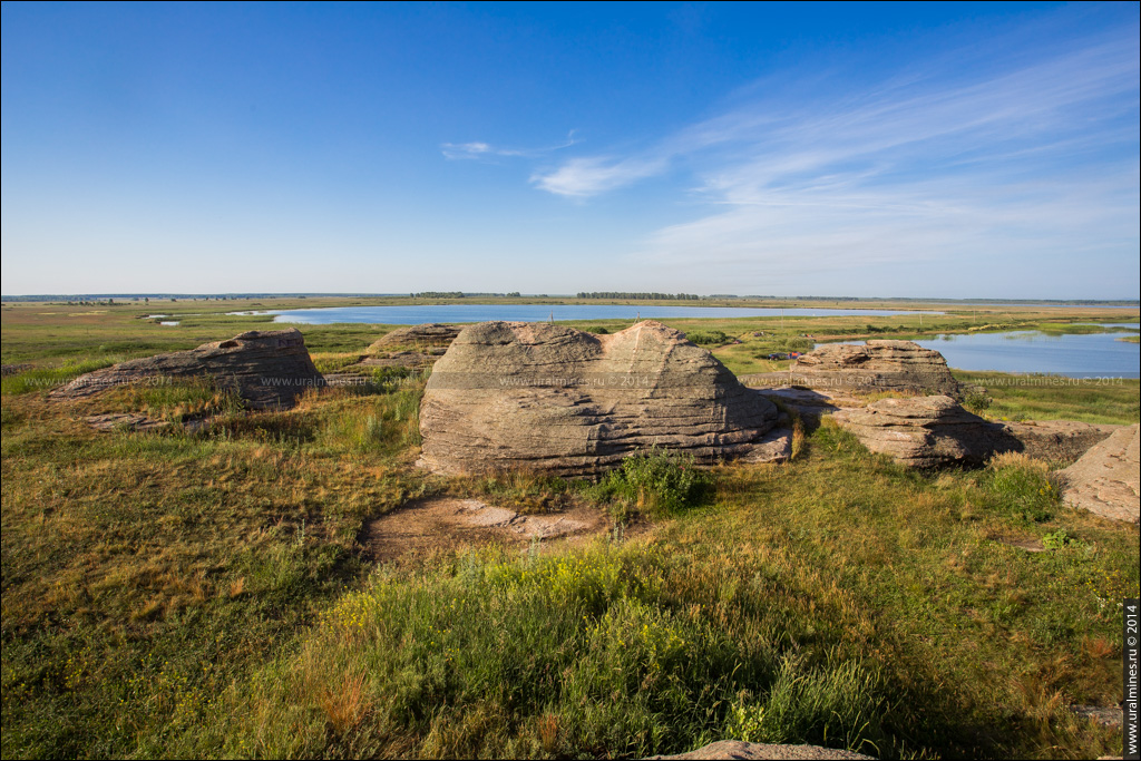 Аллакские каменные палатки останцы писаницы