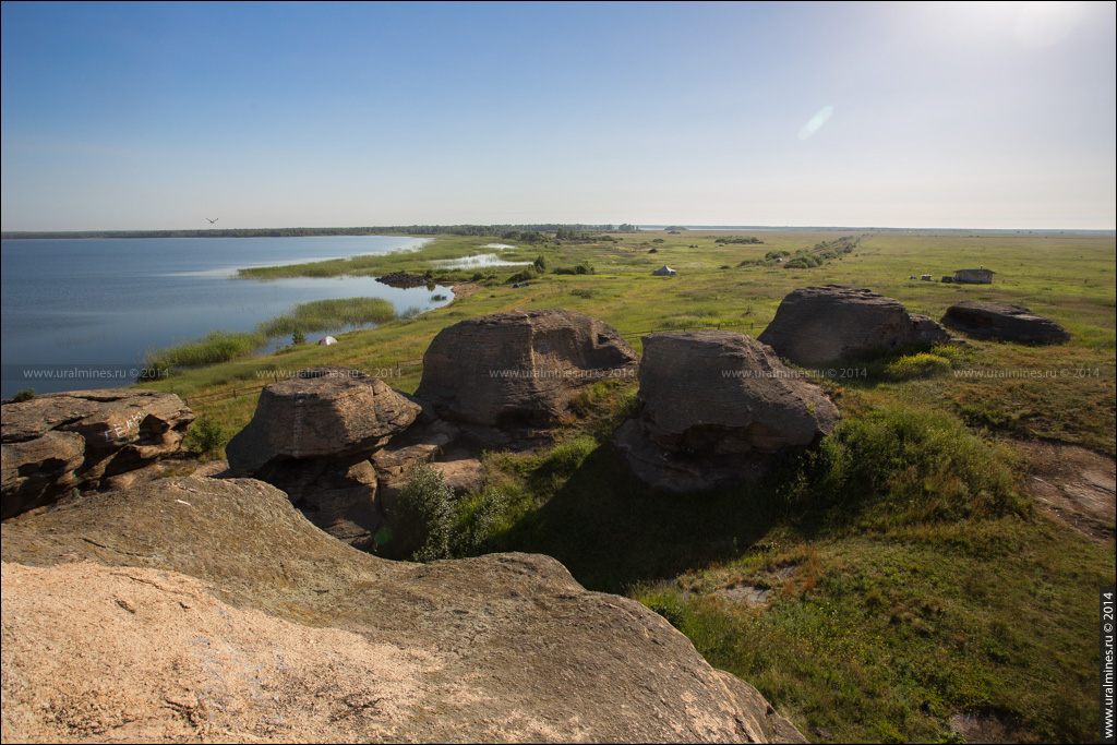 Аллакские каменные палатки останцы писаницы